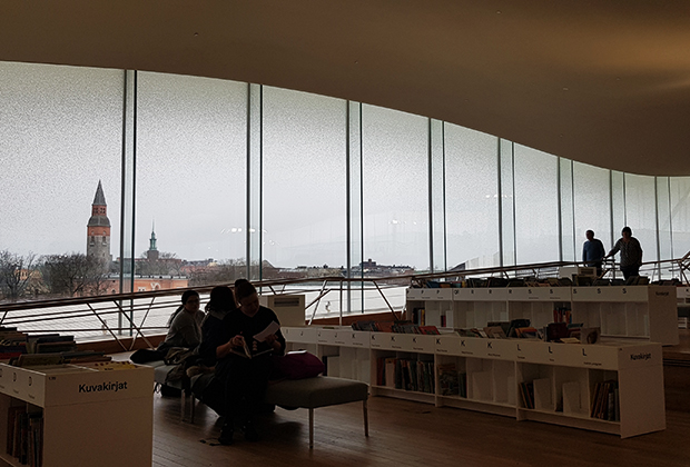 Вид из окна библиотеки Oodi на Национальный музей Финляндии