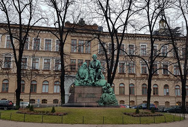 Памятник собирателю эпоса «Калевала» Элиасу Леннроту и его героям в Хельсинки
