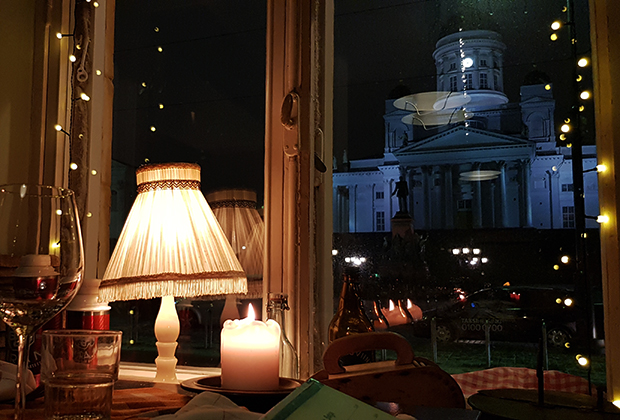 Лучший вид на кафедральный собор и памятник императору Александру II в Хельсинки — из окна ресторанчика финской кухни Savotta