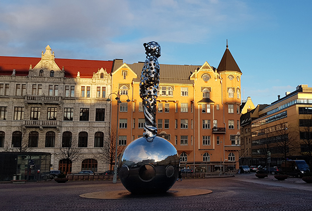 Современная скульптура и павильон-шар контрастируют с исторической застройкой центра Хельсинки