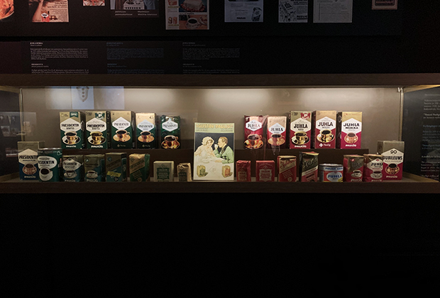 Коллекция упаковок в музее кофе