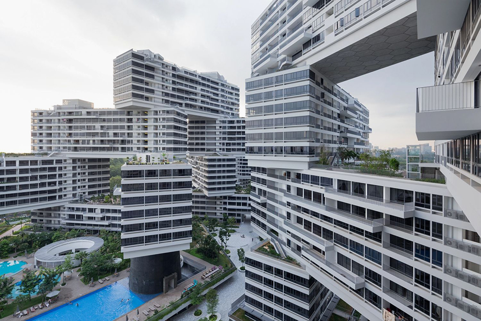 В 2013 году было закончено возведение жилого комплекса Interlace в Сингапуре, за архитектуру которого отвечают бюро OMA и немецкий дизайнер Оле Ширан. Спустя два года, в 2015-м, жюри Фестиваля мировой архитектуры назвало Interlace главным зданием 2015 года. Кроме того, комплекс был награжден государственными премиями Сингапура за дизайн и архитектуру. Высотность Interlace — 24 этажа. Жилые блоки сложены друг на друга определенным образом, что дает возможность увеличить количество света в квартирах и расширить обзор. 