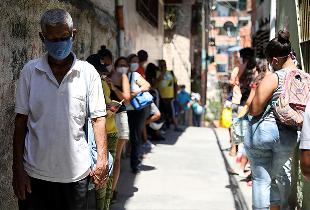 Очередь за получением бесплатной еды в трущобах Каракаса