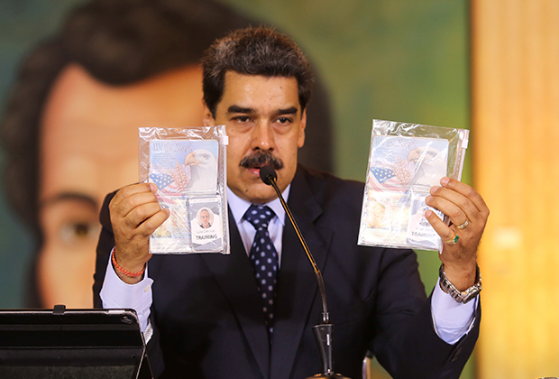 Николас Мадуро демонстрирует документы пленных наемников