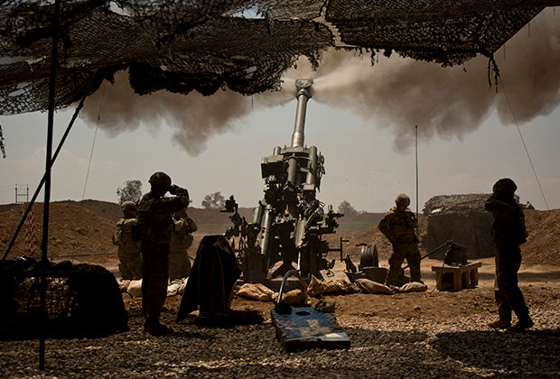 Американские солдаты ведут артиллерийский огонь с базы к востоку от Мосула, апрель 2017 года