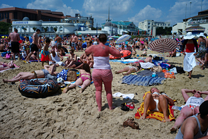 Британцы массово наплевали на карантин и заполнили пляжи Это произошло в самый жаркий день года