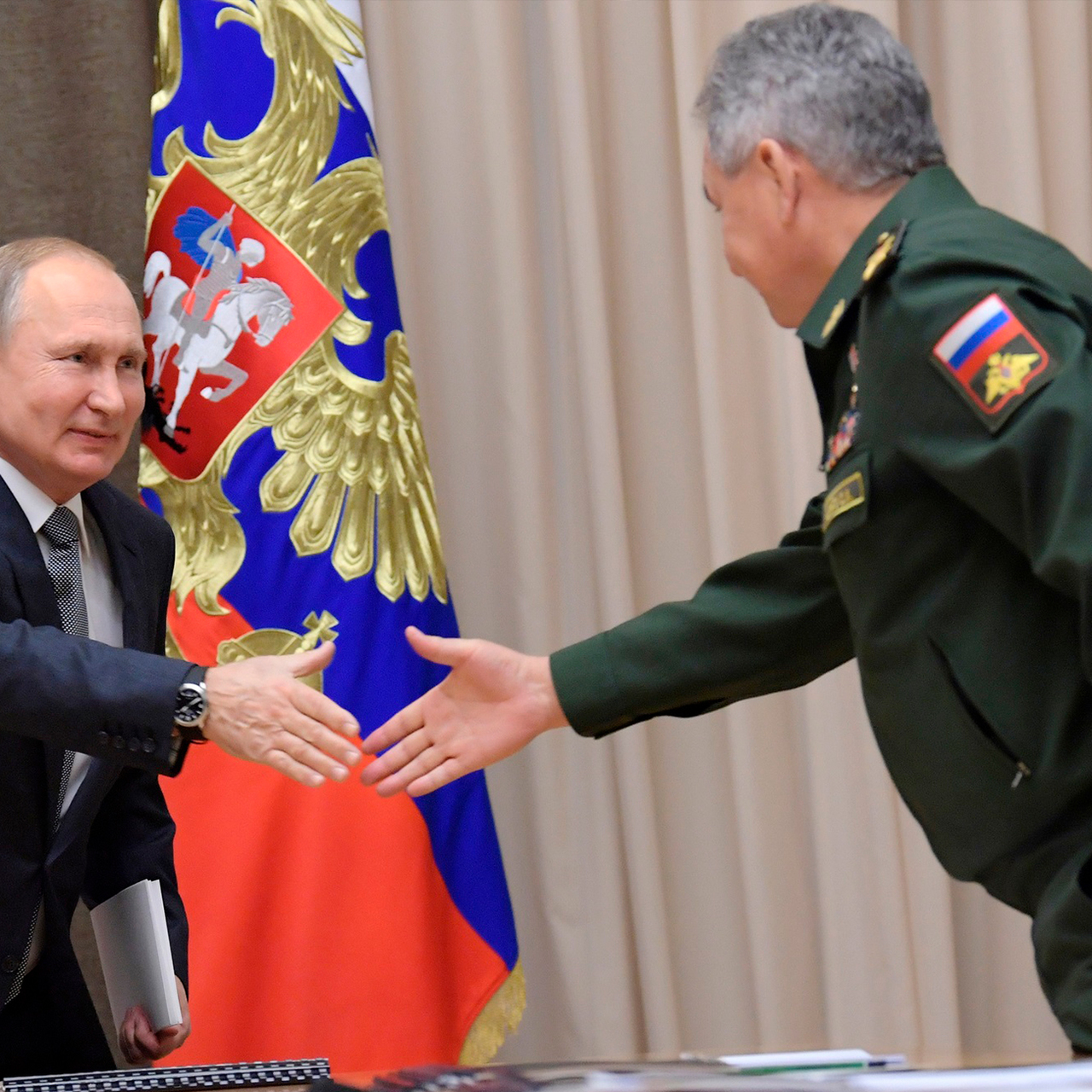 Владимир Путин и министр обороны Сергей Шойгу