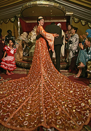 Роскошное свадебное платье марокканской невесты со множеством деталей, 2007 год