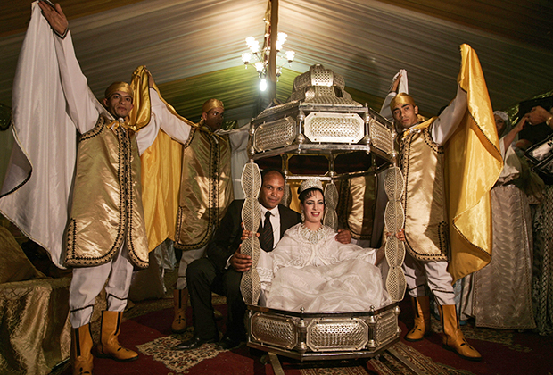 Жених и невеста позируют во время свадьбы, Марокко, 2007 год