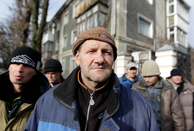 Бездомные в очереди за бесплатной едой. Ставрополь, ноябрь 2014 года