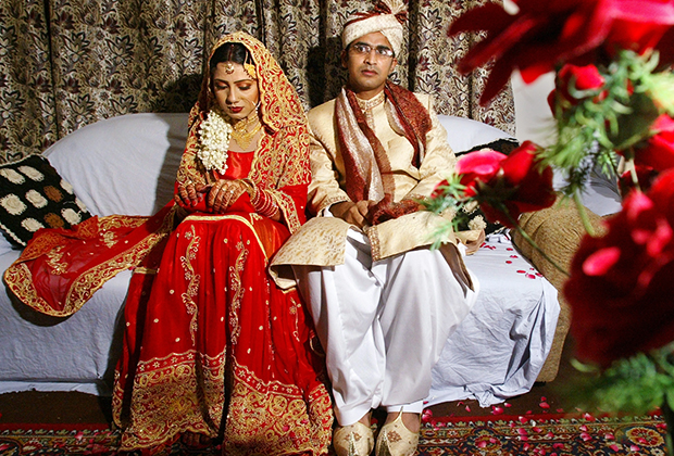 Новобрачные в национальных нарядах вернулись домой после свадебной церемонии. Карачи, Пакистан, 2003 год