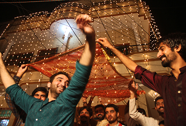 Жених и его друзья веселятся во время традиционного «дня хны», Равалпинди, Пакистан, 2013 год