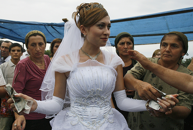 Гости дарят невесте деньги на свадьбе. Дербент, Республика Дагестан, Россия, 2007 год