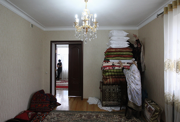 Женщины собирают приданное в доме невесты во время празднования свадьбы в поселке Кубачи. Республика Дагестан, Россия, 2012 год