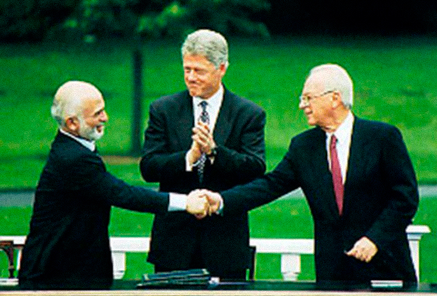 Слева направо: король Иордании Хусейн ибн Талал, президент США Билл Клинтон, премьер-министр Израиля Ицхак Рабин, 1994 год