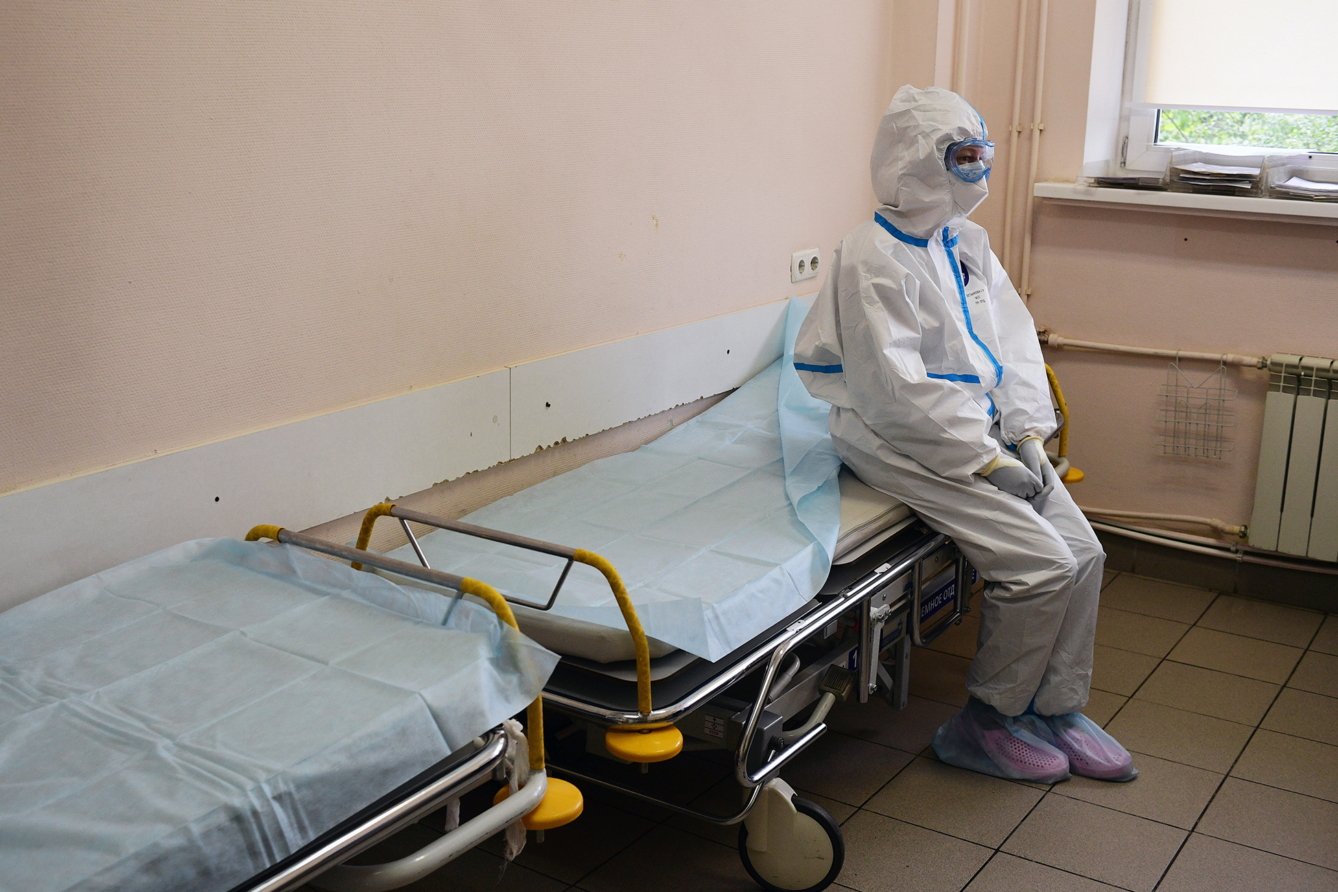 Коронавирус умер человек в россии. Палата для инфекционных больных. Смерть пациента в больнице. Койка в больнице.