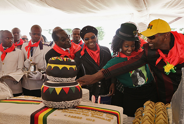 Роберт Мугабе с женой Грейс, дочерью Боной и ее женихом Симбой Чикоре во время празднования 90-летия в Марондере, 2014 год