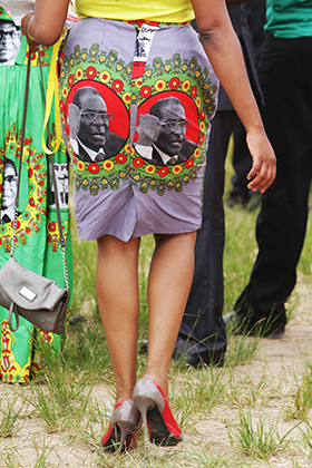 Сторонница Роберта Мугабе в юбке с его портретом в Марондере