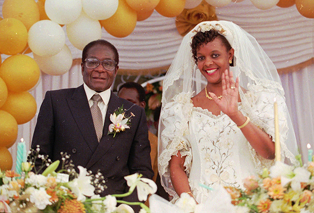 Роберт Мугабе со второй женой Грейс Маруфу после свадебной церемонии, 1996 год