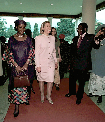 Роберт и Грейс Мугабе сопровождают Хиллари Клинтон в Президентском дворце в Хараре, 1997 год