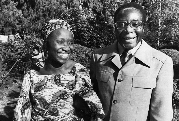 Роберт Мугабе с первой женой Салли Хайфрон в саду их дома в Солсбери, 1980 год