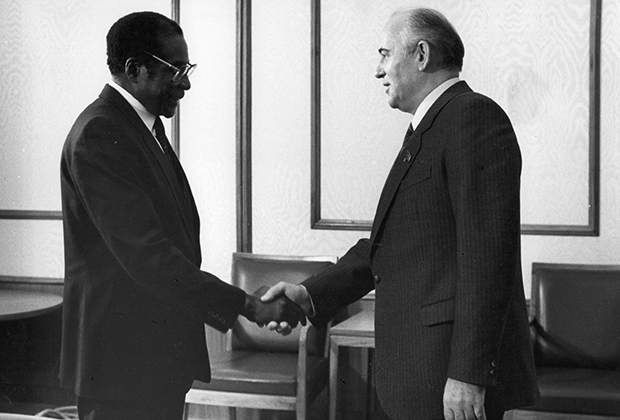 Роберт Мугабе и  Михаил Горбачев в московском Кремле, 1985 год