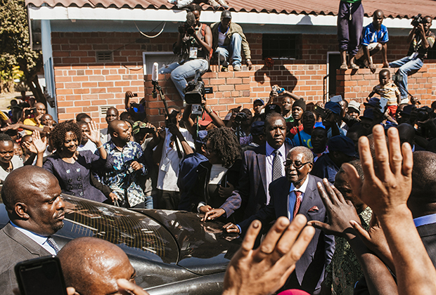 Роберт Мугабе выходит после голосования с избирательного участка в Хараре, 2018 год