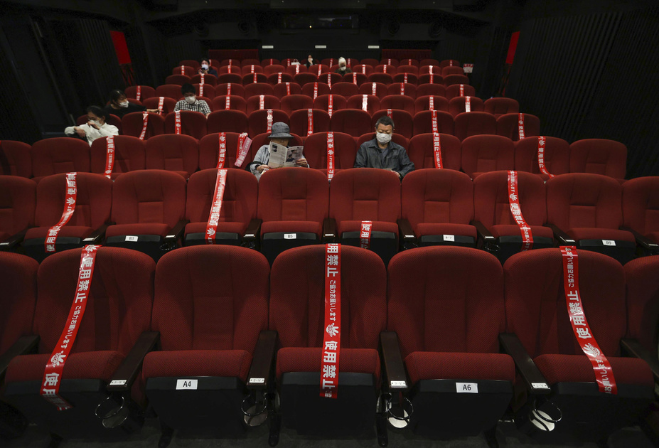 После ослабления карантинных мер в Японии открыли кинотеатры, пустовавшие с начала эпидемии. Чтобы зрители поддерживали безопасную дистанцию, на каждом втором месте натянута лента, мешающая его занять. Впрочем, зрителей в любом случае будет немного: киностудии отложили большинство громких премьер.