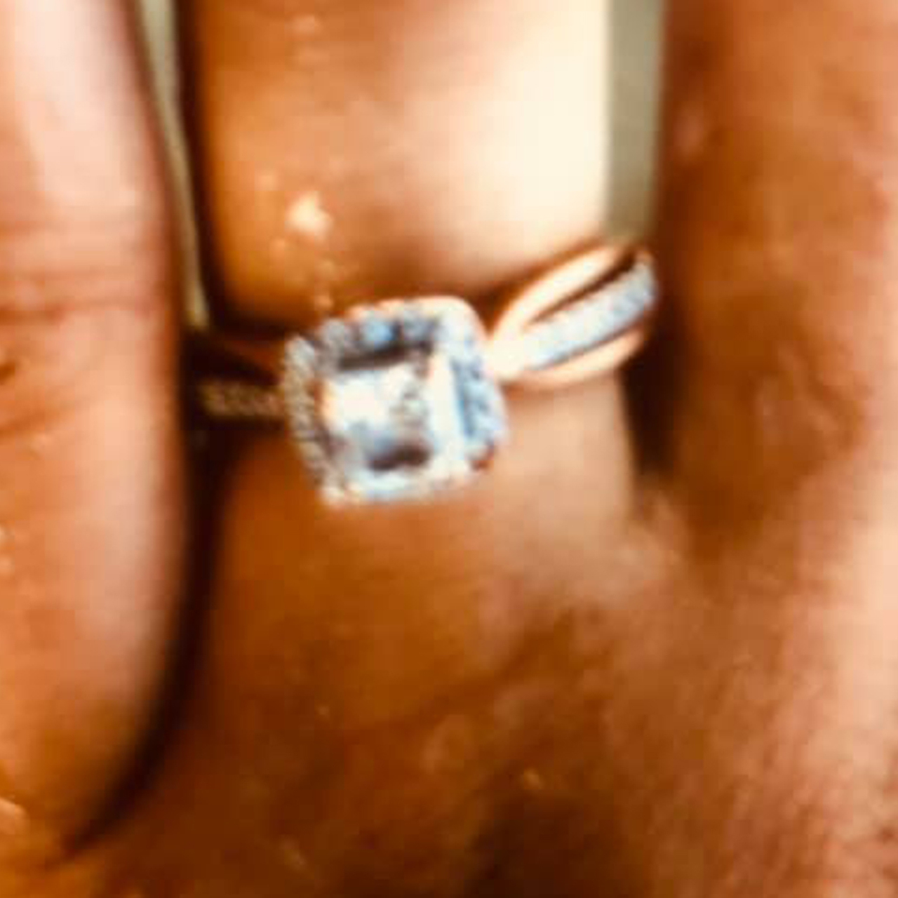 Потерянное обручальное кольцо нашли надетым на рыбку