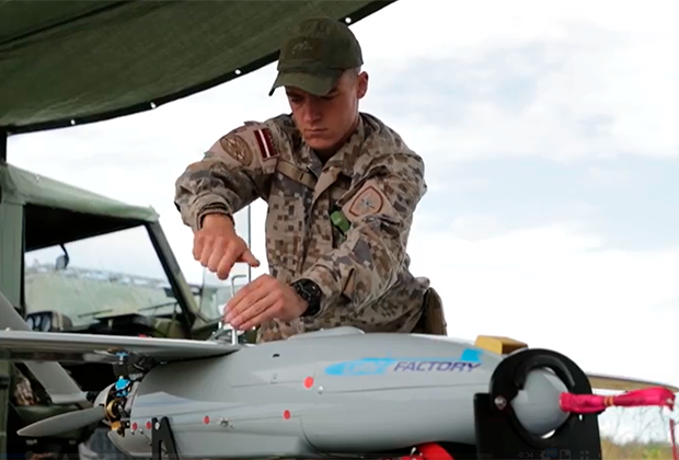 Латвийский военный обслуживает дрон «Пингвин»