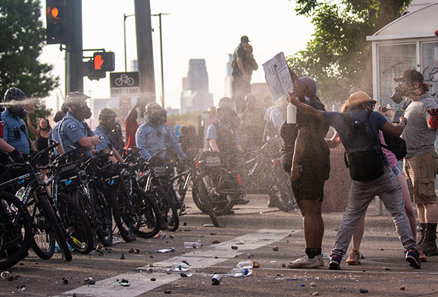 Распыление газа в сторону протестующих в Миннеаполисе