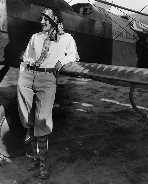 Летчица и актриса Рут Элдер в платке, 1927 год