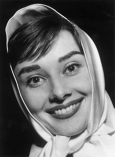 Актриса Одри Хепберн в платке, 1955 год