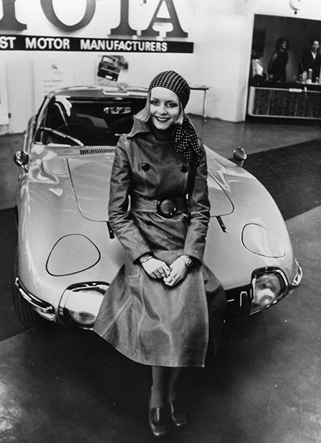 Модель Твигги в платке, 1968 год