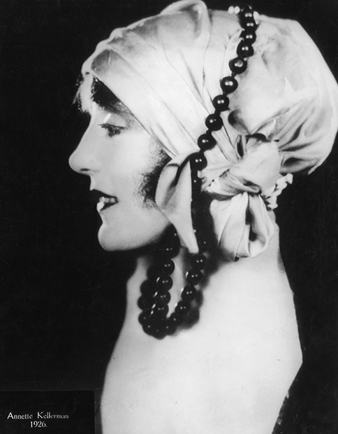 Австралийская актриса и пловчиха Аннет Келлерман в платке, 1926 год
