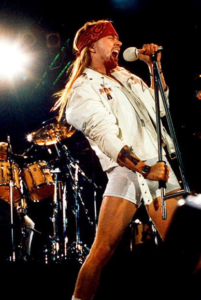 Аксель Роуз, солист группы Gun'N'Roses в бандане, 1992 год