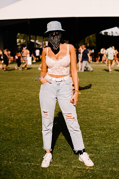 Девушка в платке, повязанном на лицо, на музыкальном фестивале Coachella Valley Music And Arts Festival, 2019 год