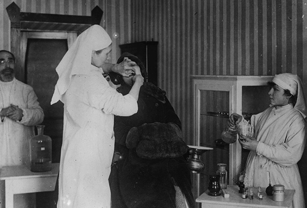 Студенты зубоврачебной школы с пациентом, 1922 год