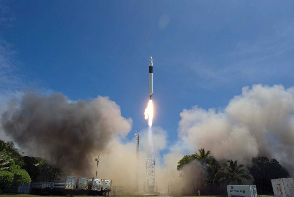 28 сентября 2008 года состоялся первый полностью успешный пуск легкой двухступенчатой ракеты Falcon 1, получившей один жидкостной двигатель Merlin на первой ступени. Носитель вывел 165-килограммовый макет полезной нагрузки RatSat на высоту более 600 километров. Из пяти пусков Falcon 1, проводимых в период с 24 марта 2006-го по 14 июля 2009 года, успешными были два. Последний раз носитель стартовал с малайзийским спутником RazakSAT, что стало первым коммерческим контрактом SpaceX. Falcon 1 является первой в мире успешной ракетой, созданной аэрокосмическим стартапом, которая использует не твердотопливный, а жидкостной двигатель. Разработка Falcon 1 заняла шесть лет и потребовала 90 миллионов долларов.