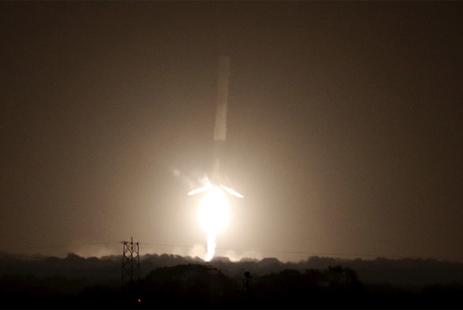 18 апреля 2014 года через 10 минут после старта Falcon 9 с Dragon к МКС первая ступень носителя совершила контролируемую посадку на поверхность океана, однако была потеряна из-за шторма. 21 декабря 2015 года первая ступень ракеты, выводящей 11 спутников связи компании Orbcomm, впервые успешно совершила посадку на наземную площадку. 8 апреля 2016 года в ходе запуска Dragon была совершена первая успешная посадка первой ступени на плавающую платформу Of Course I Still Love You.