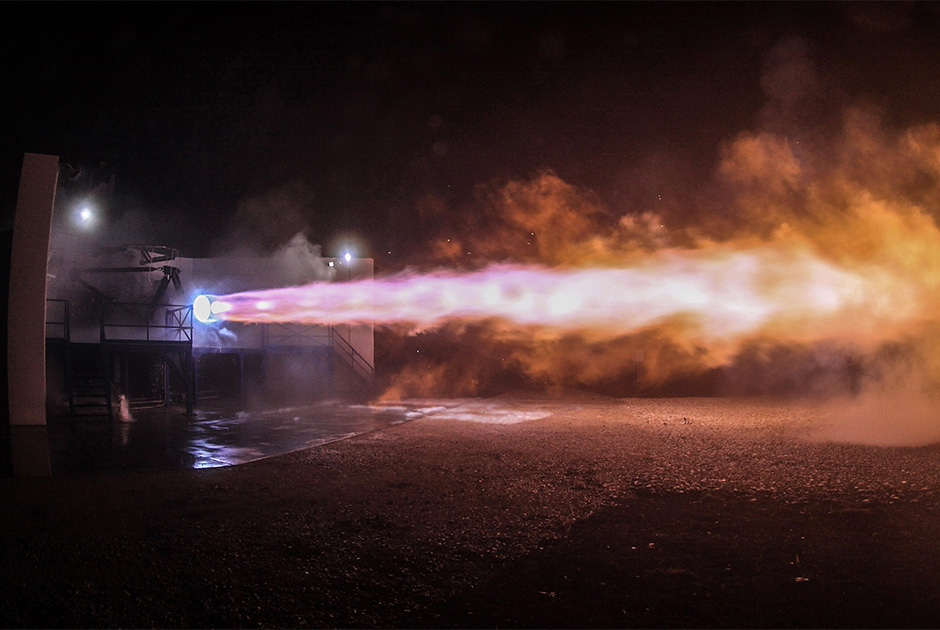 Последние нескольких лет SpaceX занимается созданием жидкостного ракетного двигателя Raptor, работающего на метане и кислороде. Данный силовой агрегат получит самую большую тяговооруженность (отношение развиваемой двигателем тяги к его весу) среди всех двигателей, когда-либо действовавших в мире. В феврале 2019 года Маск заявил, что по уровню давления в камере сгорания Raptor превзошел российский силовой агрегат РД-180, к чему с недоверием отнеслись в России. Raptor получит двухступенчатая многоразовая космическая транспортная система Big Falcon Rocket, создаваемая SpaceX. Вторая ступень будет оснащаться шестью двигателями Raptor, первая — 31. На Big Falcon Rocket в SpaceX планируют летать на Луну и Марс.