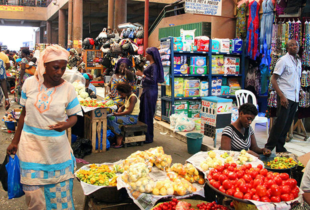 Лотки на рынке в Абиджане