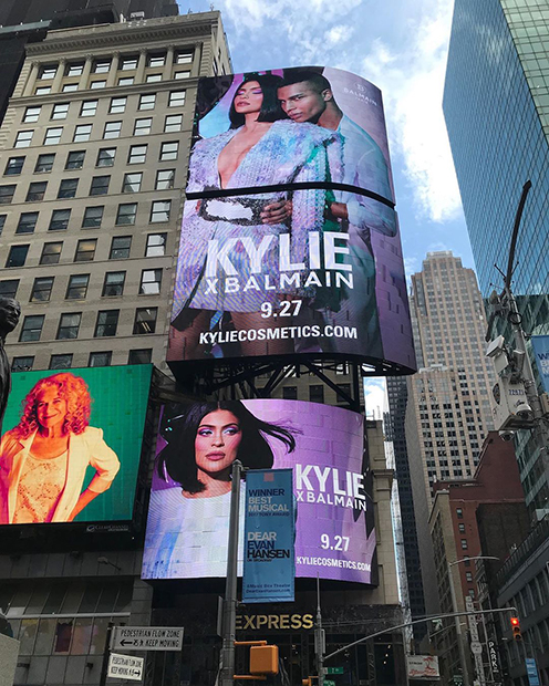 Рекламные баннеры Kylie Cosmetics в Нью-Йорке