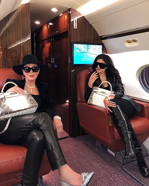 Кайли Дженнер с матерью Крис на борту частного самолета с сумками Hermes Birkin