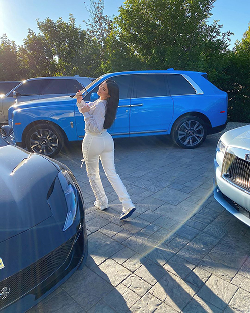 Кайли Дженнер демонстрирует часть коллекции своих машин: два Rolls Royce и Ferrari