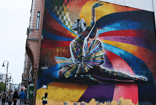 Граффити с изображением Майи Плисецкой в Москве. Несмотря на то что работа не была согласована с властями, ее все же решили не закрашивать