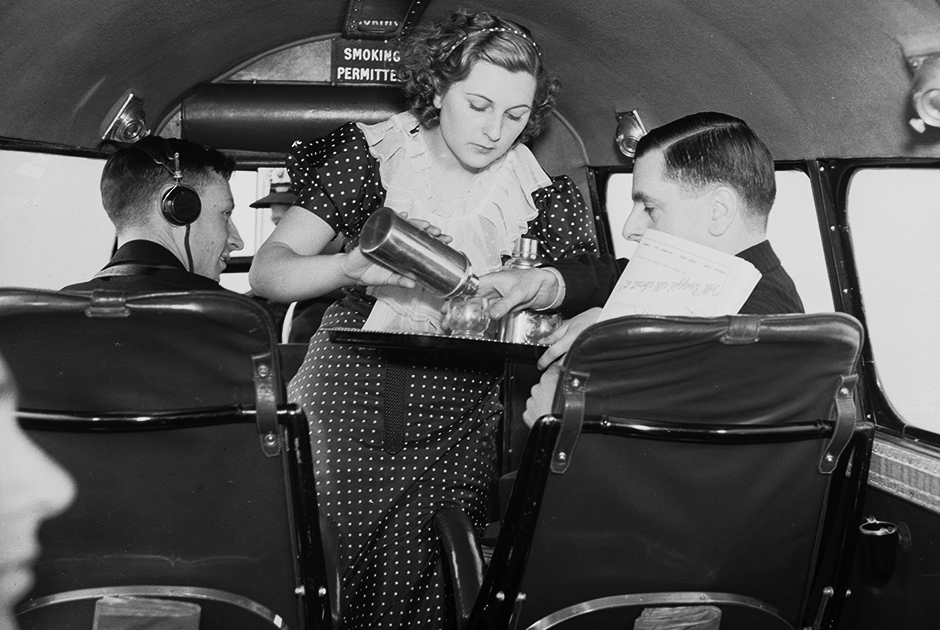 «Представьте, как будет выглядеть авиация, если молодые девушки станут постоянными членами экипажа. Представьте, какой эффект это окажет на путешествующих людей. Представьте, какую ценность они будут для нас представлять, аккуратно подавая еду и заботясь о благополучии пассажиров», — написал тогда в письме боссу менеджер Boeing Стив Симпсон. 15 мая 1930 года самолет Boeing 80A впервые взлетел в небо с женщинами, выполняющими обязанности хозяек на борту.