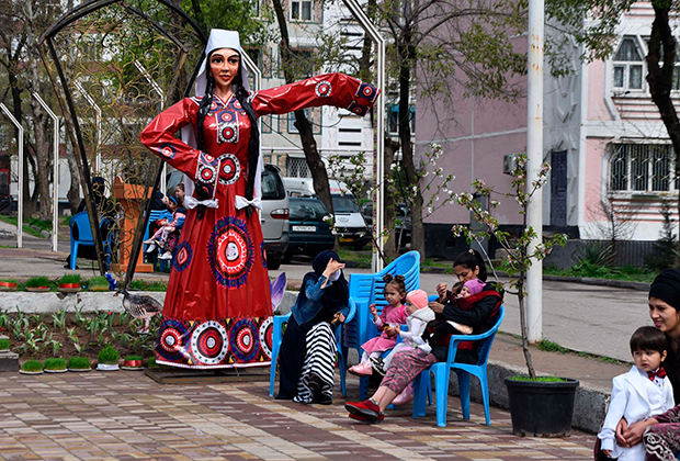 Жители Душанбе во время празднования Навруза 