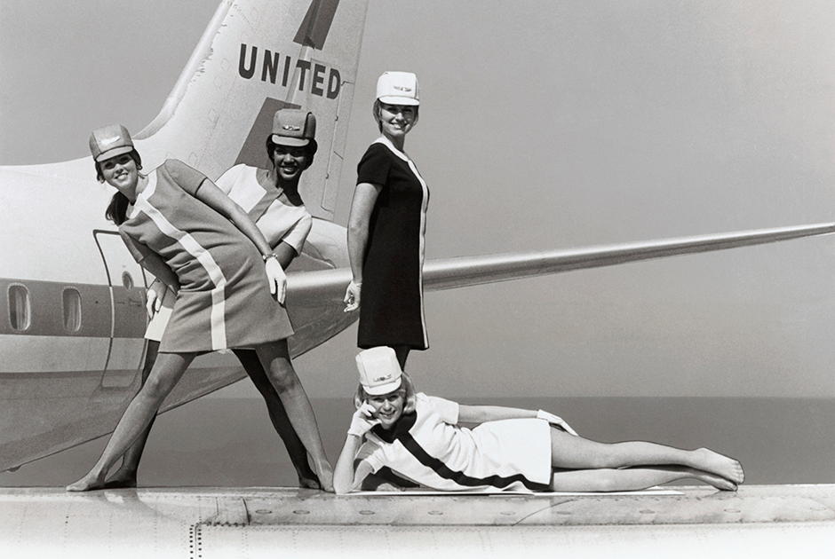 Поскольку образ стюардессы был крайне сексуализирован, в 1950-1960-х годах внешний вид бортпроводниц пытались сделать как можно более обворожительным. Мини-юбки, оголяющие стройные ноги, яркий макияж, подчеркивающий их красоту, и четко очерчивающие фигуру костюмы. Вооружившись всеми вышеперечисленными атрибутами, девушки выходили на работу и с трудом отбивались от мужчин.