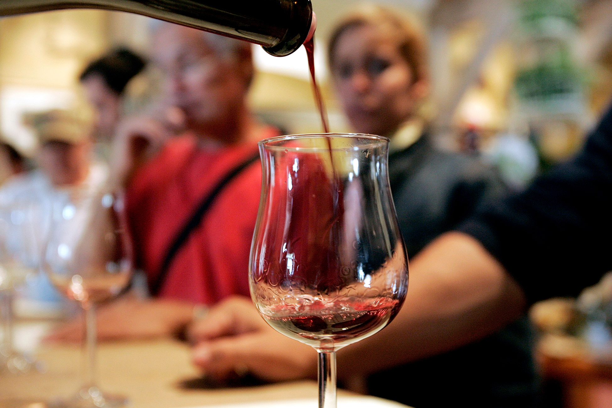 Бармен бокал вина. Prefer вино. Importance of Wine Etiquette.